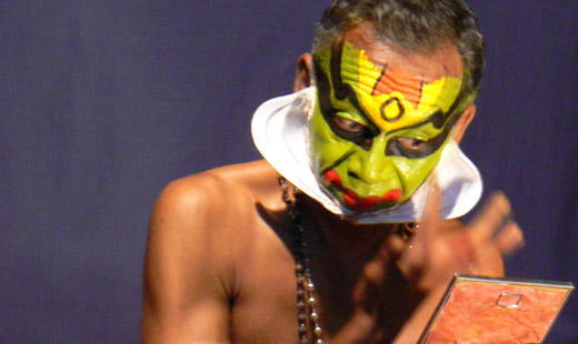 Artista kathakali se maquiando