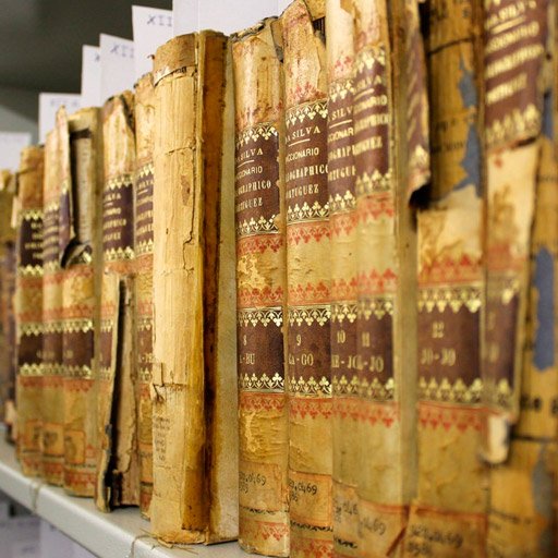 Volumes originais do &ldquo;Diccionario Bibliographico Portuguez&rdquo;, escrito pelo bibli&oacute;grafo lus&oacute;fono Innocencio Francisco da Silva (1810-1876) e impressos em Lisboa pela Imprensa Nacional a partir de 1858…