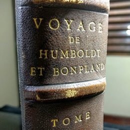 “Viagem de Humboldt e Bonpland - Volume 1”, escrito pelo médico e botânico francês Aimé Bonpland (1773-1858) e pelo geógrafo e naturalista prussiano Alexander von Humboldt (1769-1859). Coleção de obras raras da biblioteca do Instituto Nacional de Pesquisas da Amazônia.