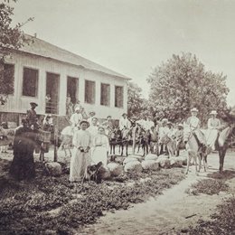 Seringal na beira de um rio em Macapá. Álbum do Rio Acre (1906-1907), Emilio Falcão, FDRHCO, Belém. © Instituto Nacional de Pesquisas da Amazônia.