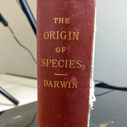 “A Origem das Espécies” de Charles Darwin publicada por D. Appleton & Company em Nova York, 1893, com adições e correções da sexta edição inglesa. Coleção de obras raras da biblioteca do Instituto Nacional de Pesquisas da Amazônia.