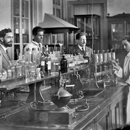 Aula com experimentos na Escola Prática Luiz de Queiroz em 1901, Piracicaba. © Escola Superior de Agricultura Luiz de Queiroz (ESALQ) da USP.