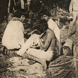 Índias Kaingang no acampamento de Ribeirão dos Patos na região de Lins/SP na década de 1910. © Museu Ferroviário Regional de Bauru.