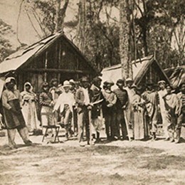 Índios Kaingang no acampamento de Ribeirão dos Patos na região de Lins/SP em 1917. © Museu Ferroviário Regional de Bauru.